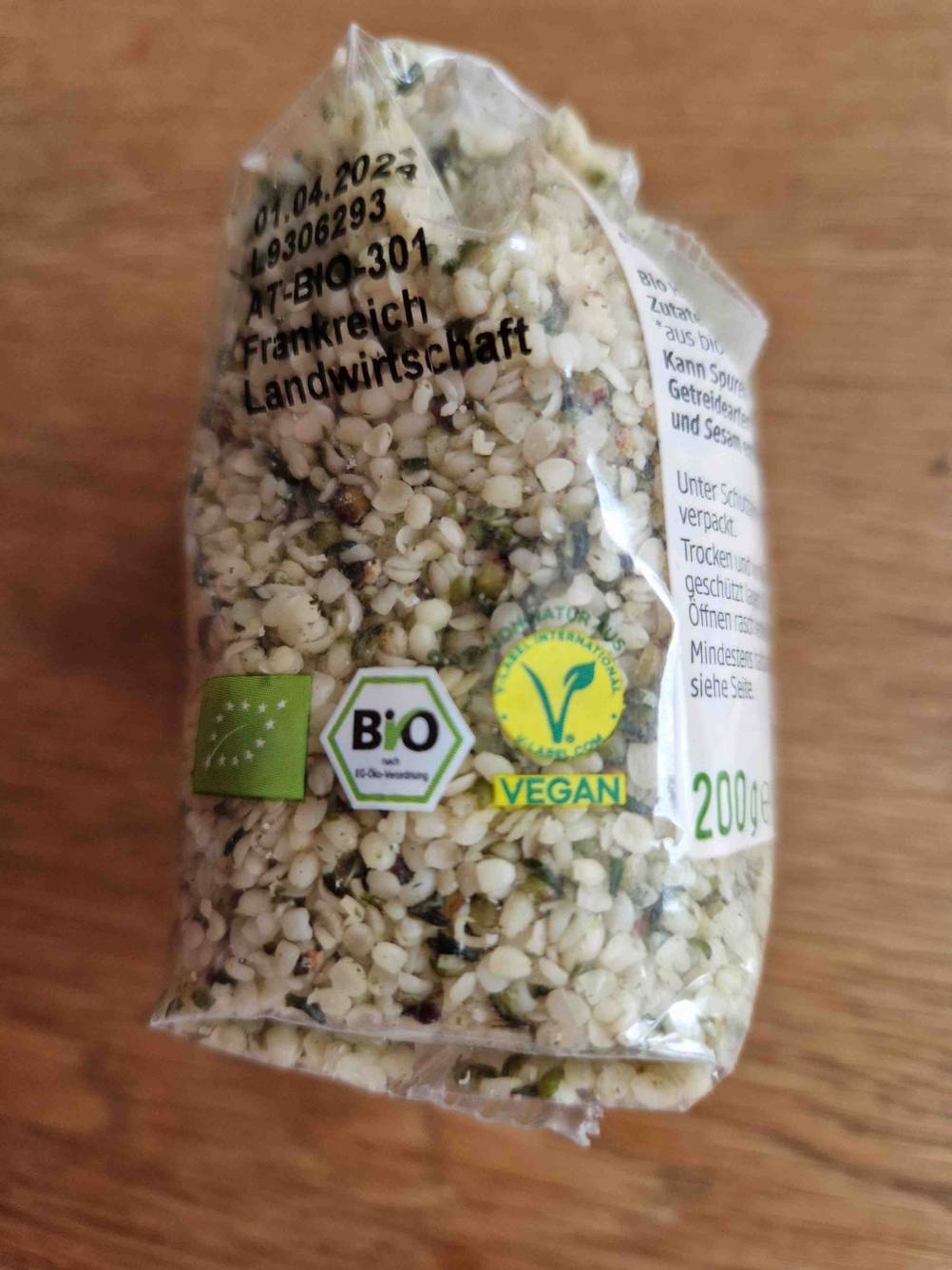 Im Test: Nahaufnahme der Grafiken auf der Seite einer Packung Hanfsamen.