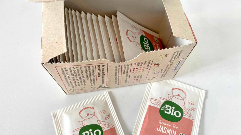 Jasmintee getestet: Eine geöffnete Verpackung mit mehreren Päckchen im Inneren und zwei einzelnen davor.