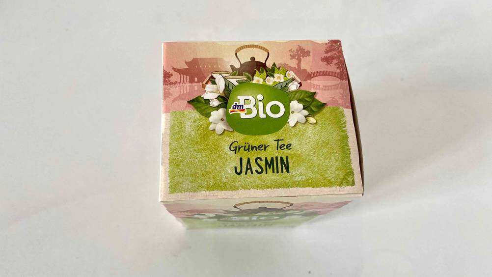 Kopfseite einer Packung des getesteten Jasmintees auf einer hellen Fläche.