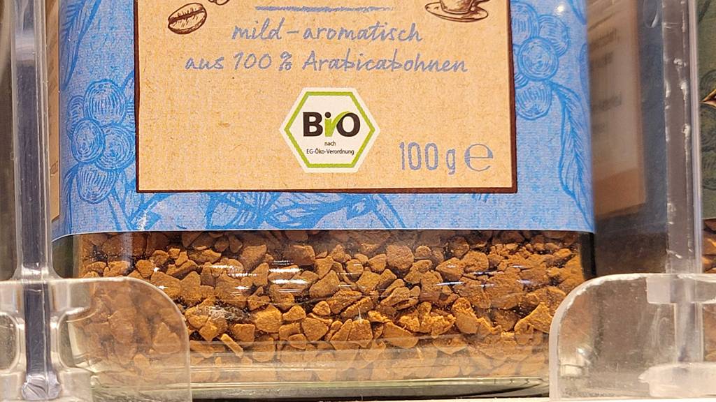 Bio-Kaffee entkoffeiniert im Test: Detailansicht des Kaffees in der durchsichtigen Verpackung.
