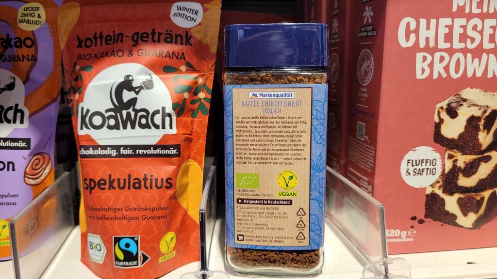 Im Test: Eine Dose Bio-Kaffee entkoffeiniert steht mit der Rückseite nach vorn zwischen anderen Produkten in einem Regal.
