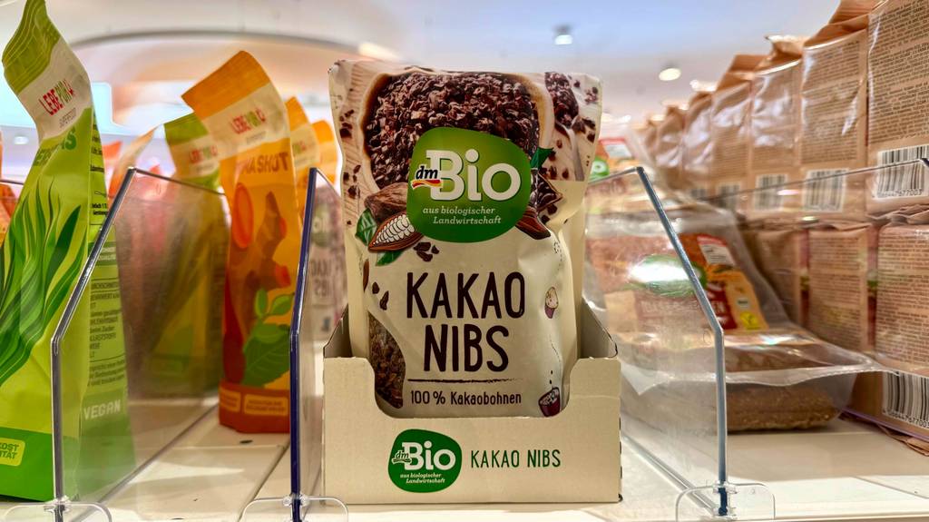 Kakaonibs im Test: Mehrere Packungen stehen hintereinander zwischen anderen Produkten in einem Regal.