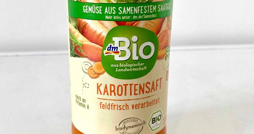 Nahaufnahme des Etiketts eines getesteten Karottensaftes von dm aus biologischer Landwirtschaft.