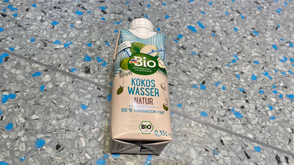 Kokoswasser-Test: Auf der Vorderseite einer Packung stehen Infos zum biologischen Inhalt.