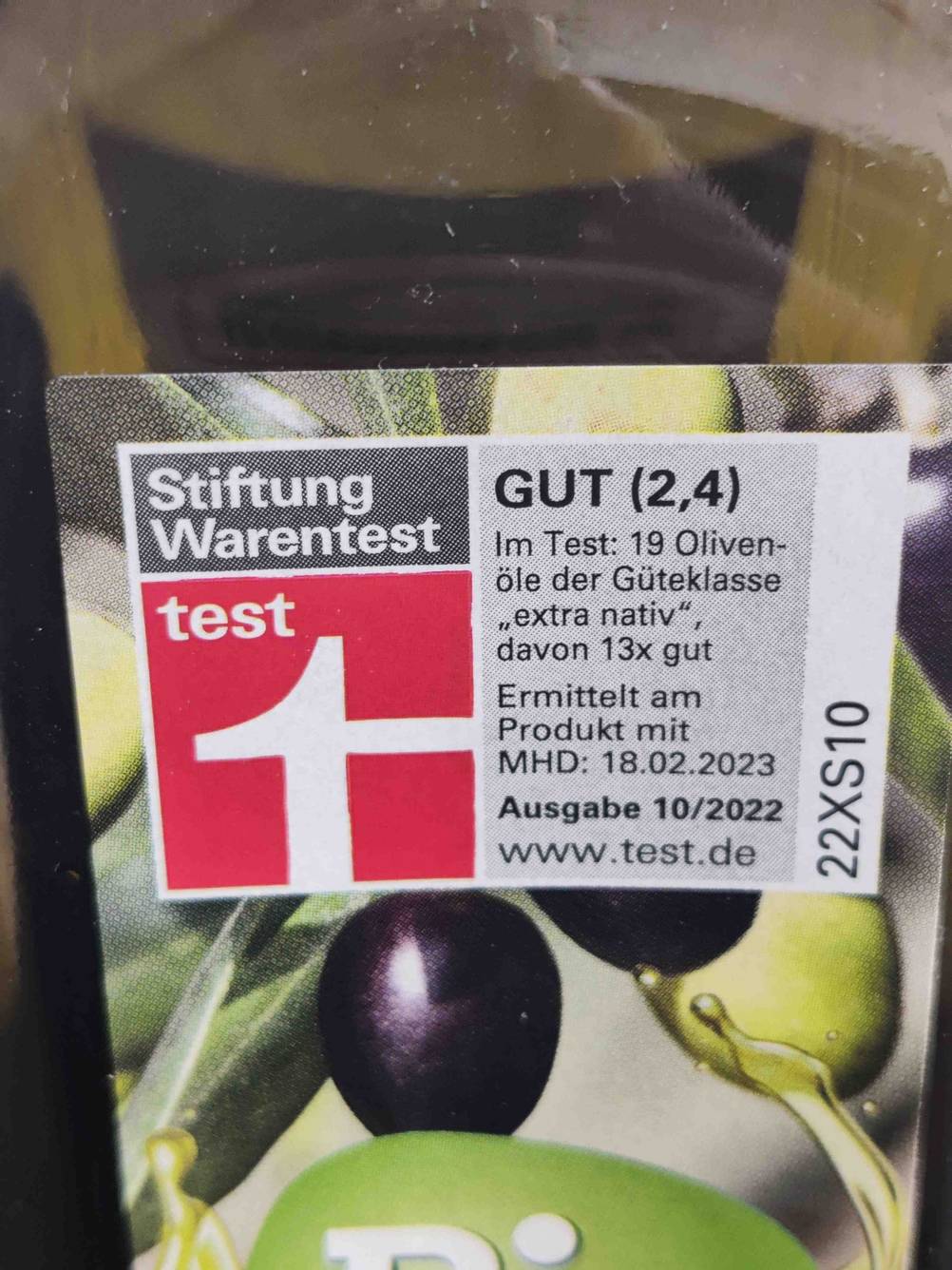 Im Test: Nahaufnahme des Stiftung Warentest Aufdruck auf einem Label des Bio-Olivenöls.
