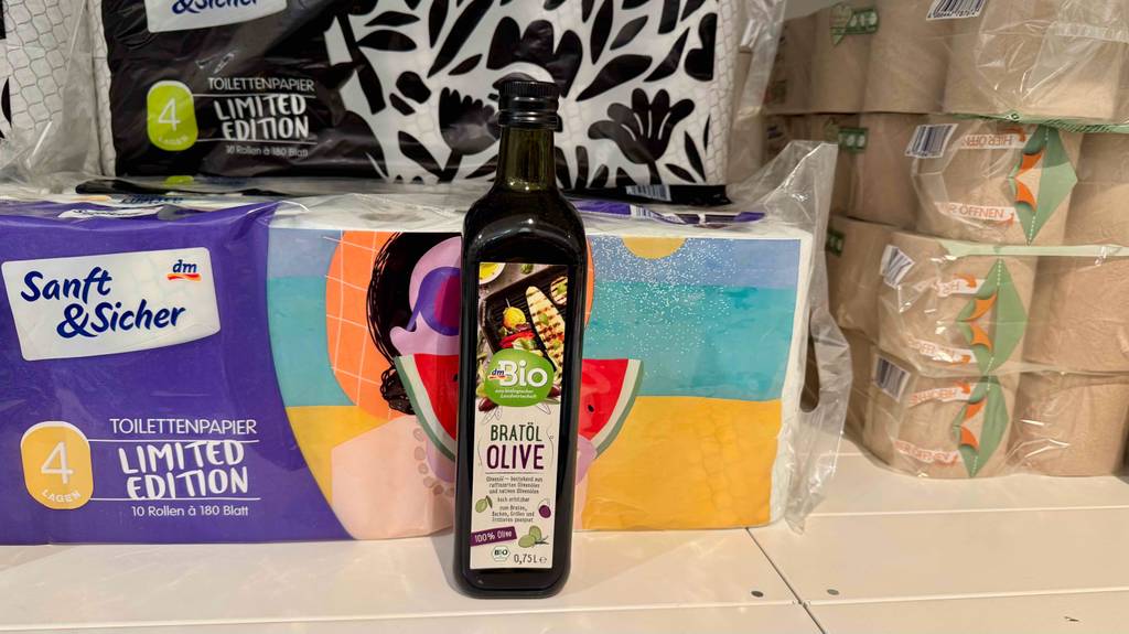Im Test: Olivenöl zum Braten in der 750-ml-Flasche steht vor einer Packung Toilettenpapier.