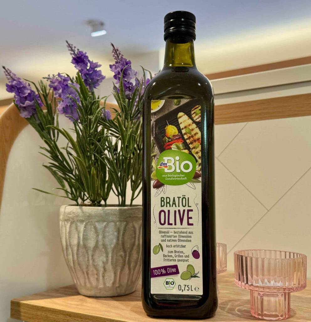 Das getestete Olivenöl zum Braten befindet sich in einer blickdichten 750-ml-Glasflasche auf einem Regal im Verkaufsbereich.