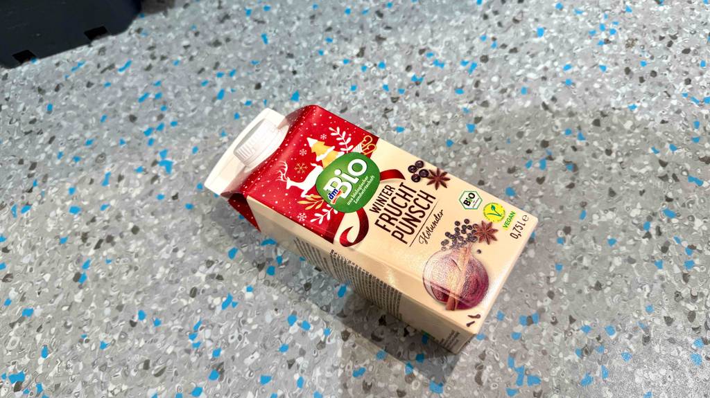 Blick von oben auf ein am Boden liegendes Tetrapak mit Punsch zum testen.