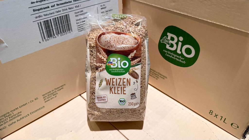 Eine Packung Weizenkleie steht zum testen vor Biokartons.