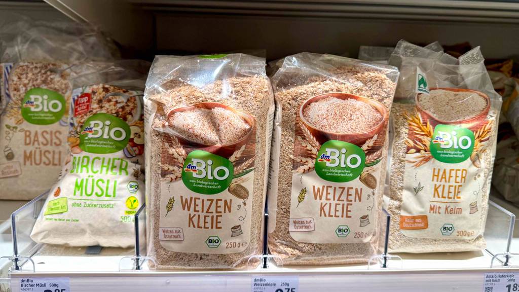 Weizenkleie im Test: Mehrere Packungen stehen zwischen anderen Produkten in einem Regal.