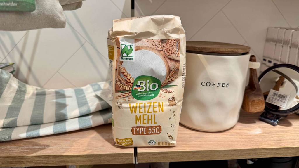 Eine 1000-g-Packung Weizenmehl 550 im Test steht auf einem Regal zwischen Küchenutensilien.