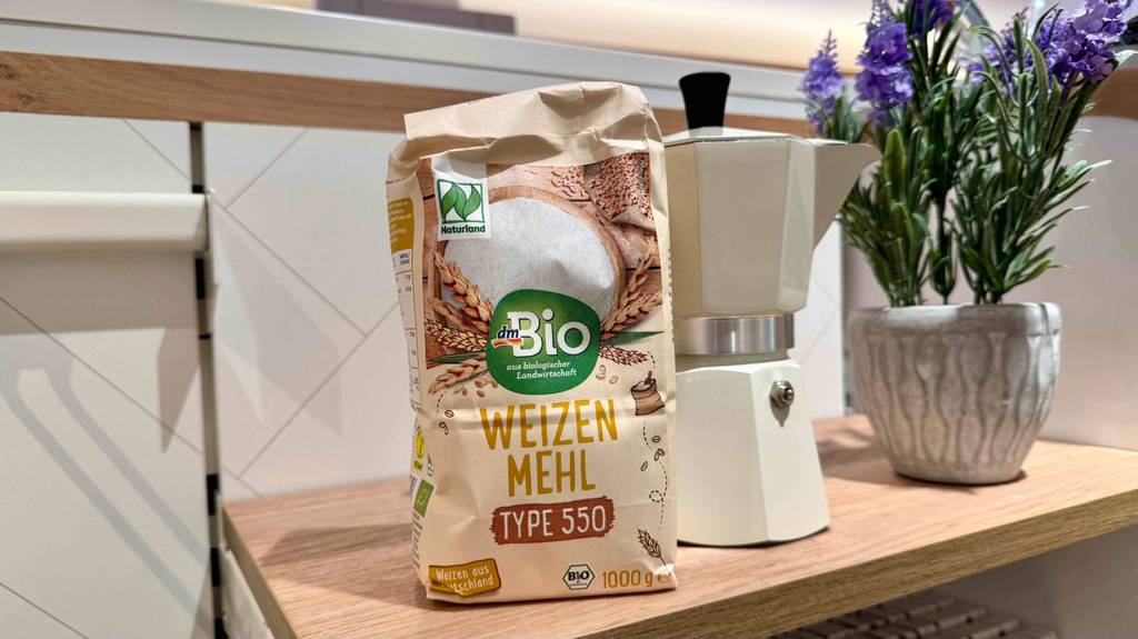 Im Test: Weizenmehl 550 in einer 1000-g-Packung steht auf einem Regal vor einer Kaffeemaschine.