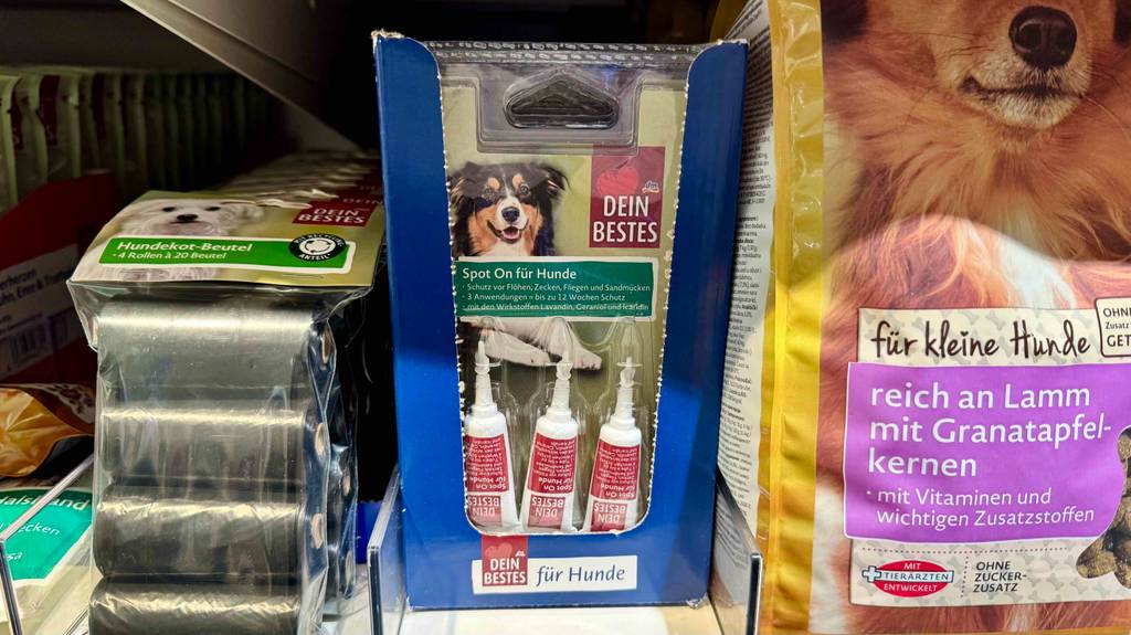 Spot-on für Hunde im Test: Mehrere Packungen stehen in einem Karton zwischen anderen Tierprodukten.