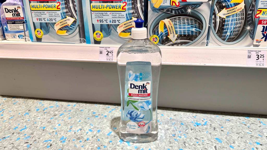Im Test: Bügelwasser in einer Sprühflasche steht vor einem Verkaufsregal.