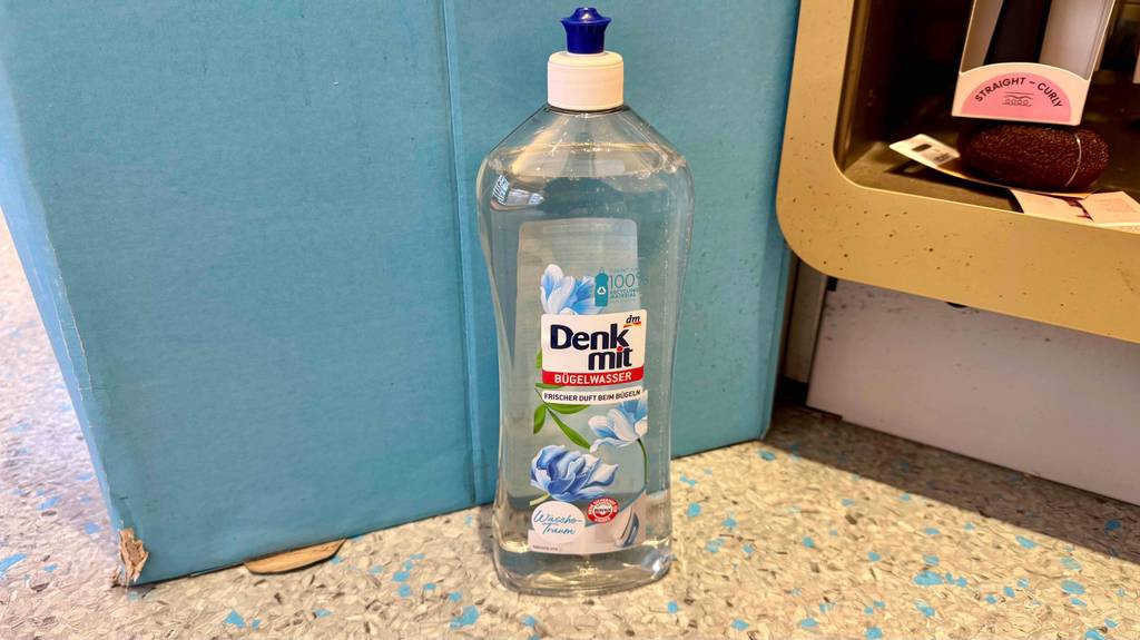 Getestetes Bügelwasser in der Flasche steht neben einem Verkaufsregal.