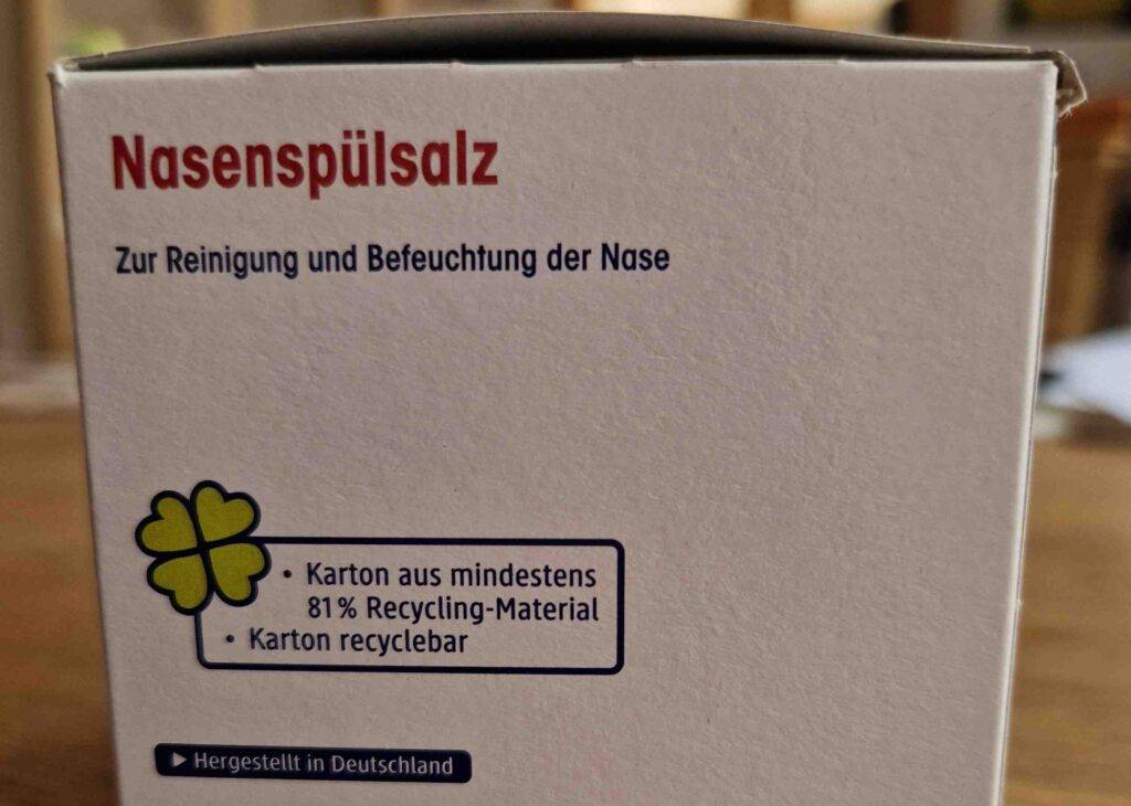 Nasenspülsalz-Test: Detailansicht einer Seite der weißen Verpackung, in der sich Nasenspülsalz zur Reinigung und Befeuchtung der Nase befindet.