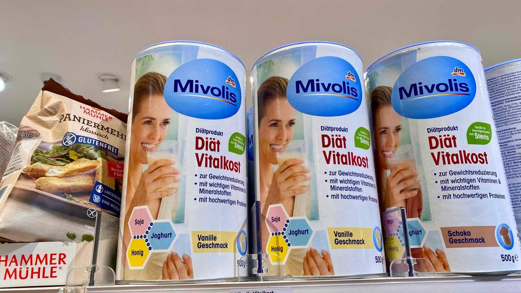 Diät-Shake von DM getestet: Mehrere Exemplare befinden sich nebeneinander.