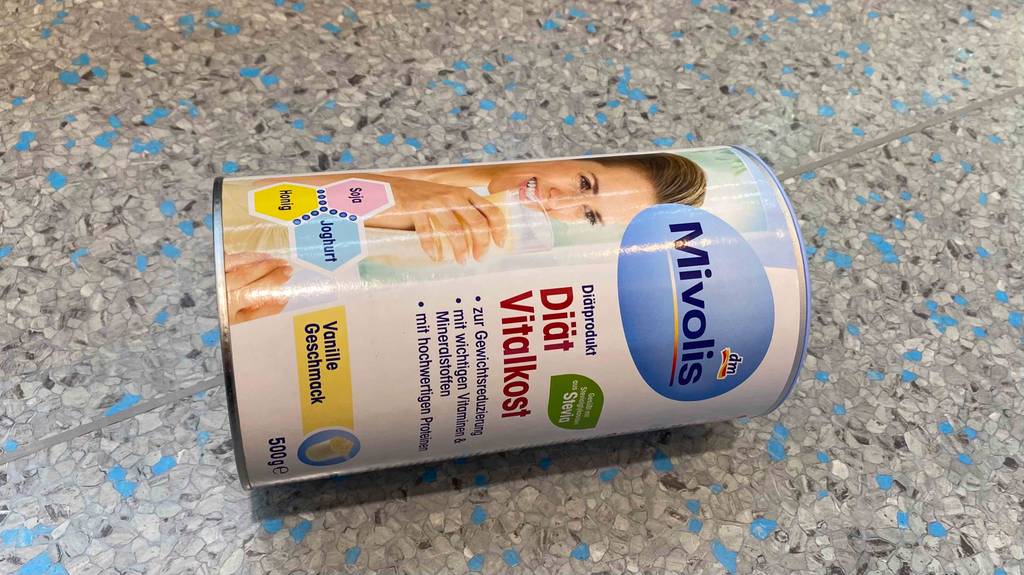 Diät-Shake von DM im Test: Verpackung liegt auf dem Boden.