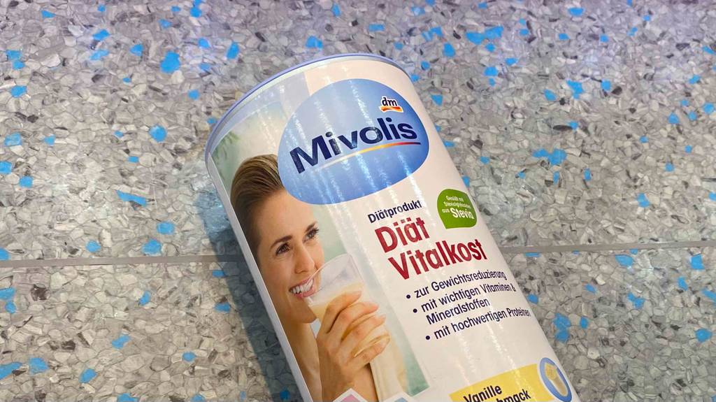 Auf Verpackung des getesteten Diät-Shakes von DM ist eine Frau abgebildet.