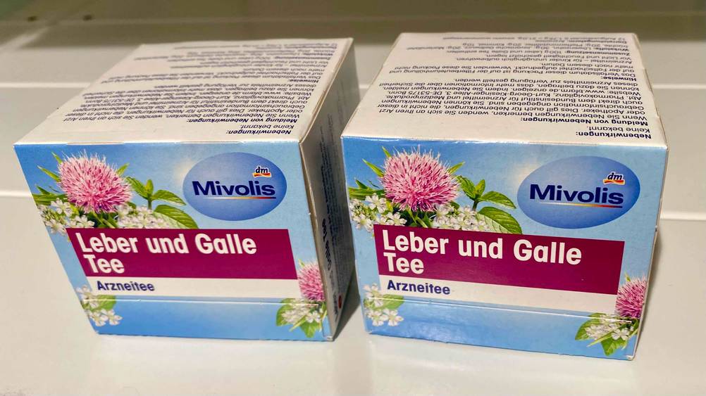 Lebertee getestet: Zwei Packungen von schräg oben mit Informationen zu Nebenwirkungen.