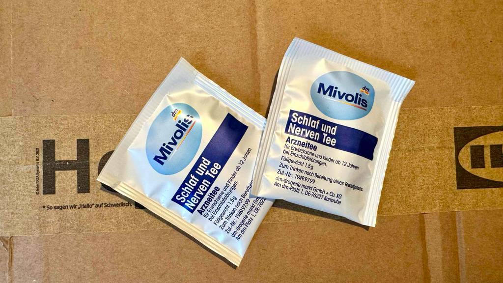 Schlaf-und-Nerventee-Test: Zwei verpackte Teebeutel liegen auf einem Karton.