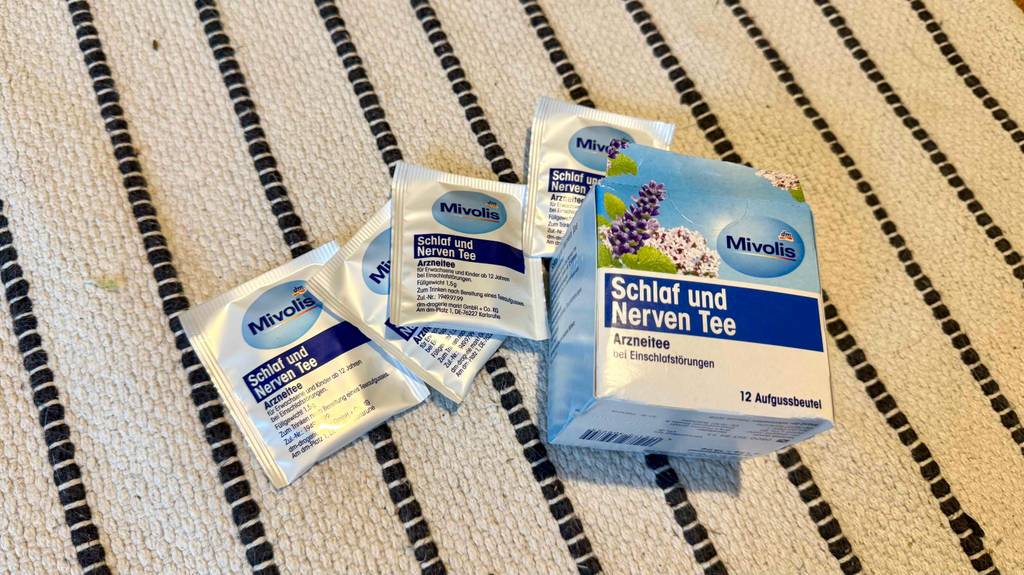 Im Test: Um die Kartonbox liegen mehrere verpackte Beutel Schlaf-und-Nerventee.