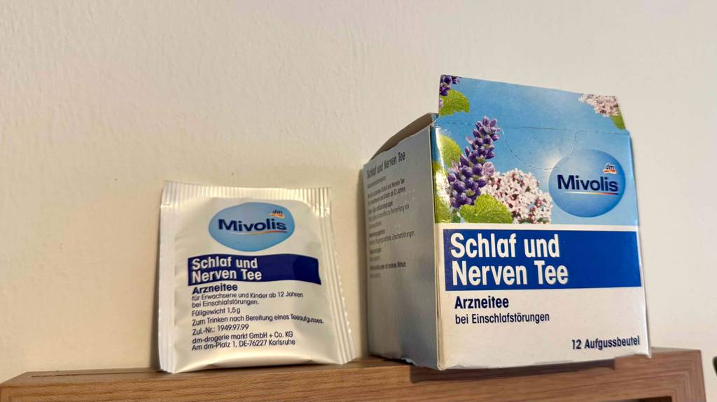 Schlaf-und-Nerventee im Test: Ein verpackter Beutel steht neben dem Originalkarton.