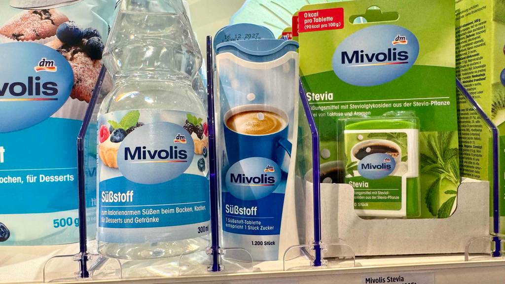 Süßstoff-Tabletten im Test: Mehrere verschiedene Ausführungen stehen in einem Regal.