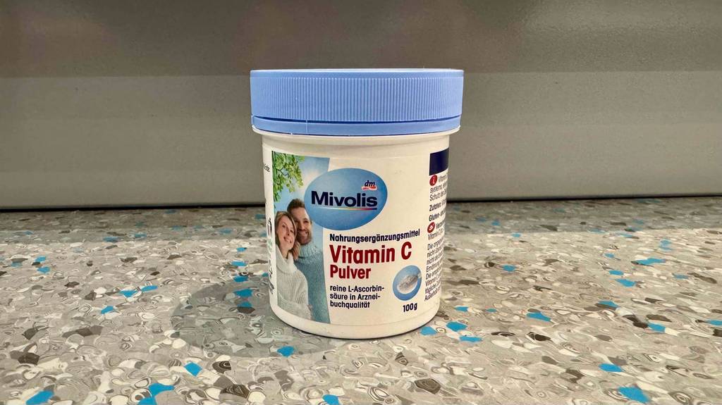 Nahblick auf den Schraubdeckel von getestetem Vitamin-C-Pulver.