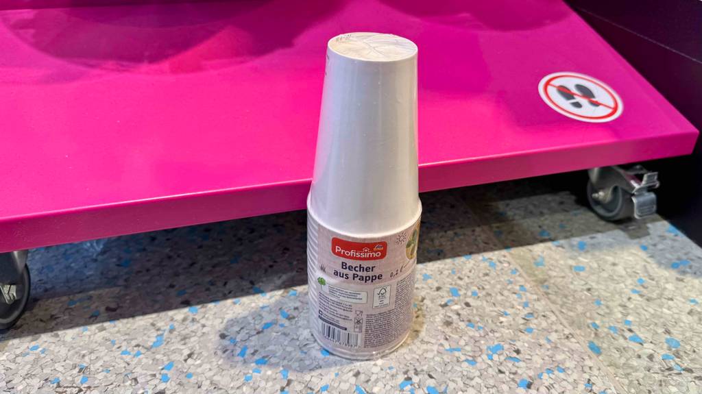 Einwegbecher getestet: Detailblick auf einen Becher in einem Pack.