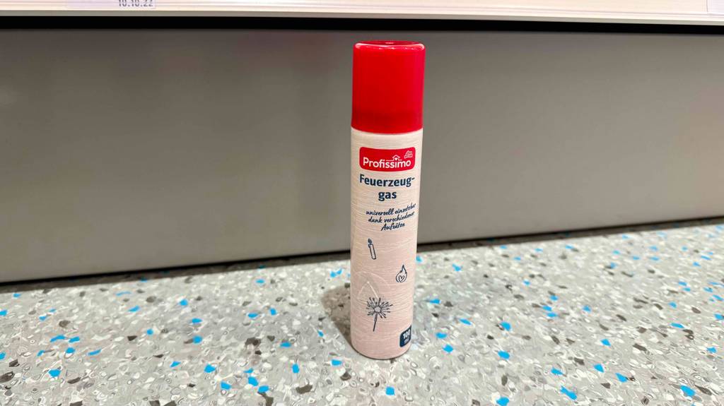 Eine Dose Feuerzeuggas steht zum testen auf einem Boden.