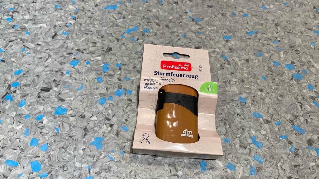 Sturmfeuerzeug getestet: Feuerzeug befindet sich in einer Verpackung.