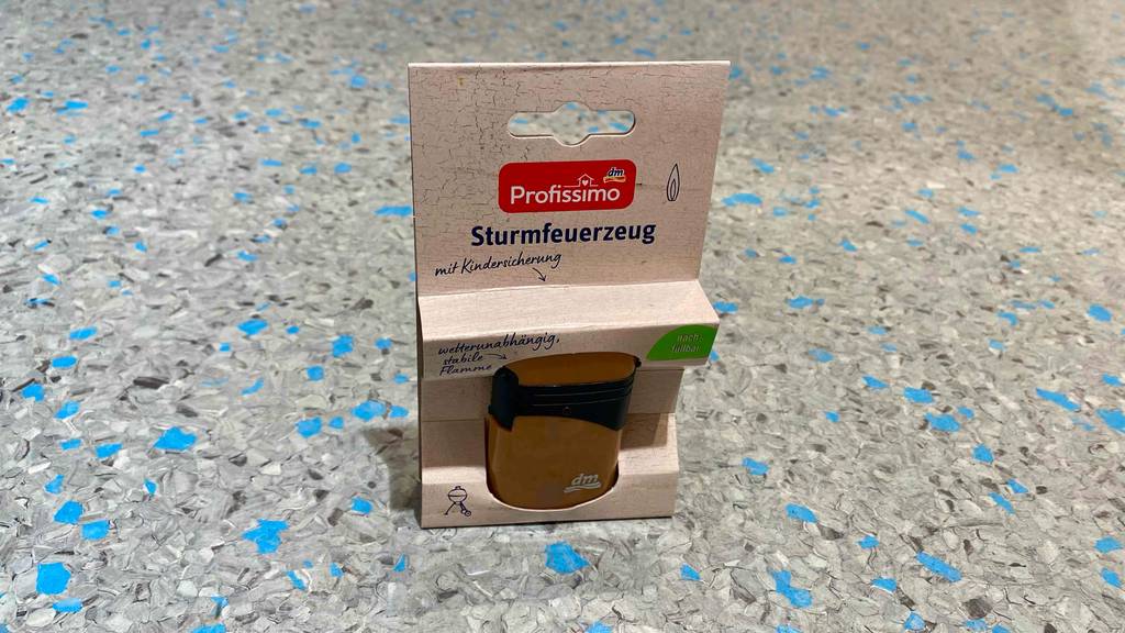 Sturmfeuerzeug im Test: Feuerzeug steht auf dem Boden.