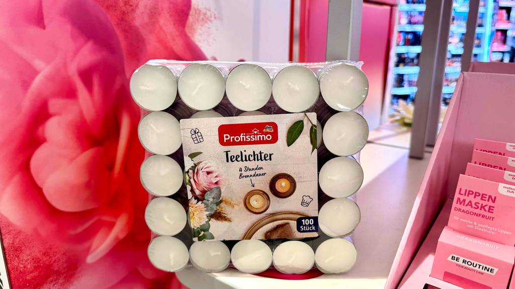 Teelicht-Test: Eine Packung mit 100 Stück steht neben einem Pflegeproduktkarton.