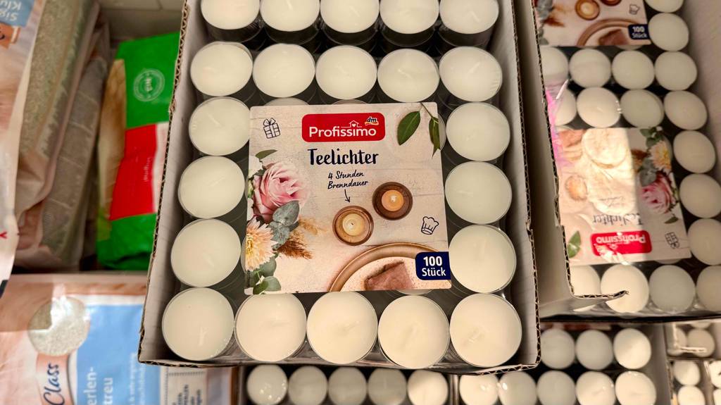 Teelicht getestet: Blick von oben auf mehrere gestapelte 100-Stück-Packungen.