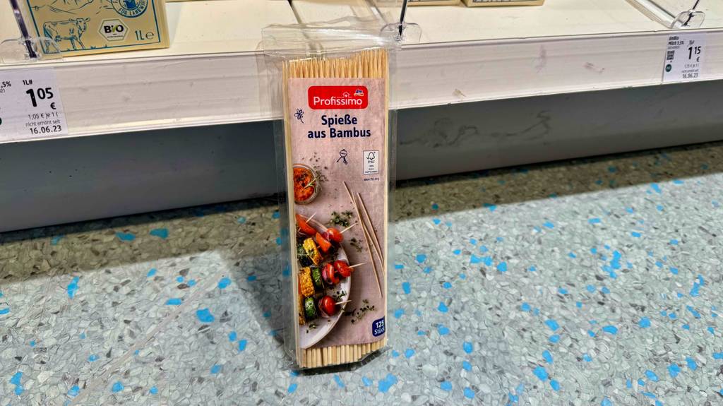 Getestete Holzspieße in der Kunststofftüte mit 125 Stück lehnen an einem Regal inklusive Preisschilder.