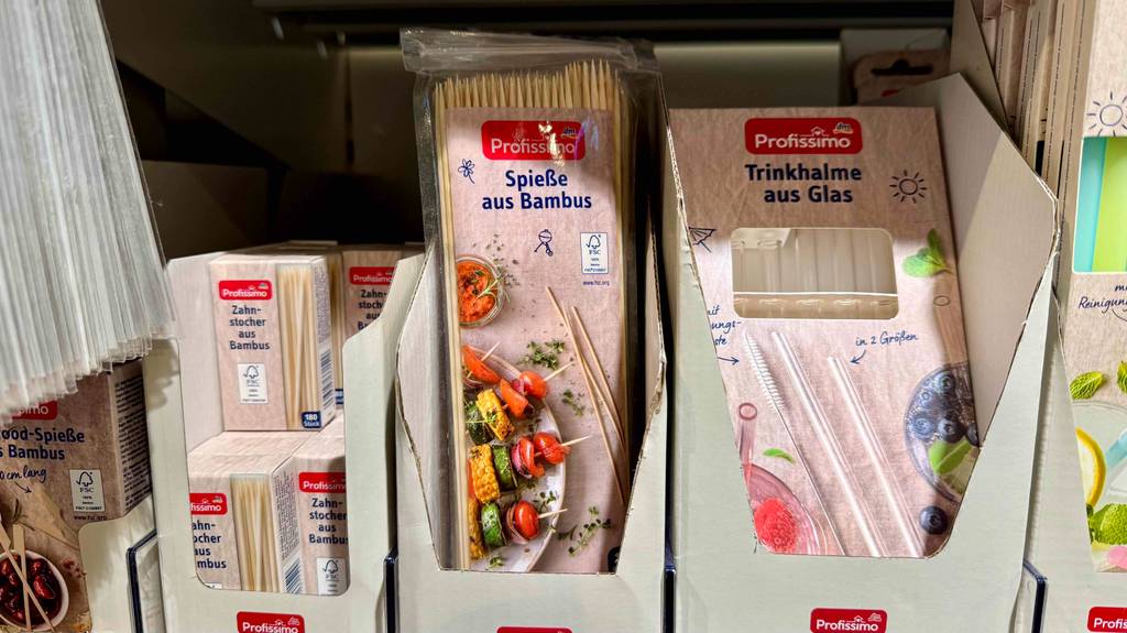Getestet: Holzspieße in der Kunststofftüte mit 125 Stück befinden sich in einem Regal im Drogeriemarkt.