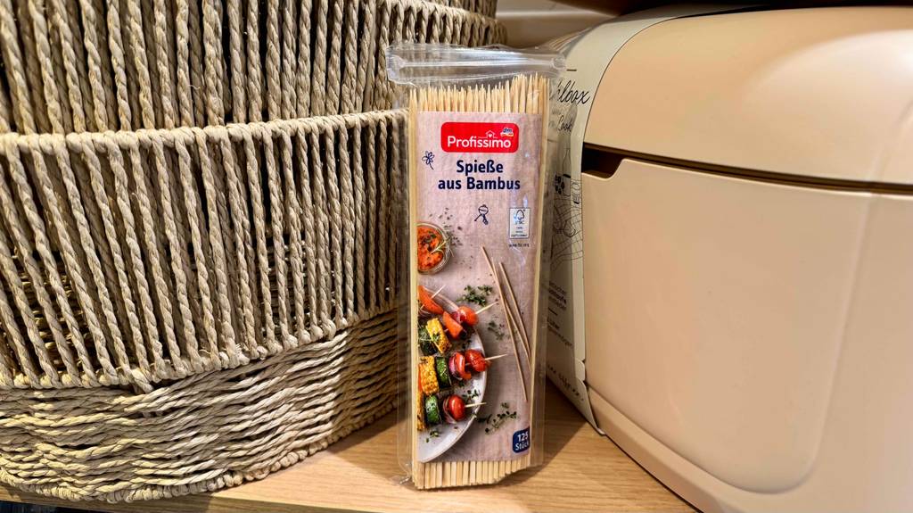 Holzspieße im Test: Eine Kunststofftüte mit 125 Stück steht zwischen zwei Aufbewahrungsbehältern.
