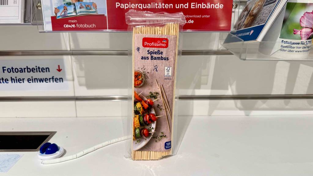 Holzspieße-Test: Eine Kunststofftüte mit 125 Stück lehnt an einem Regal im Drogeriemarkt.