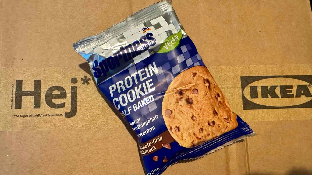 Eine Tüte mit Protein-Cookies liegt zum testen auf einem Karton.