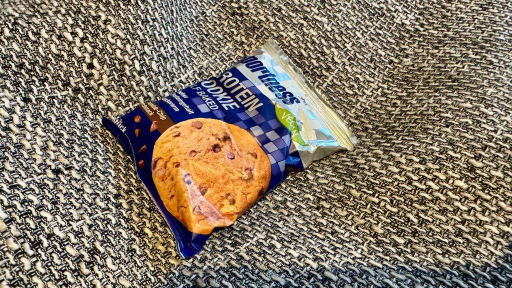 Auf der Verpackung von getesteten Protein-Cookies ist ein Riesencookie abgebildet.