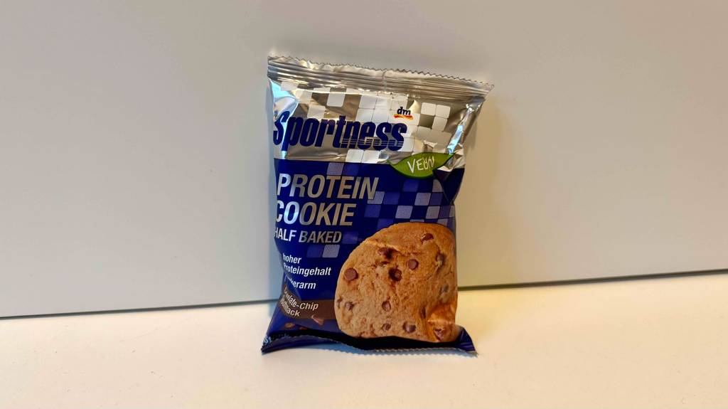 Protein-Cookies im Test: Eine Packung steht in einem weißen Regal.