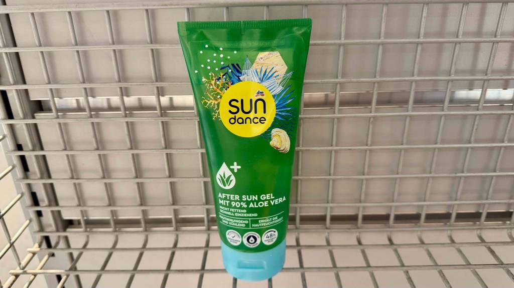 Im Test: After Sun Aloe vera in der grünen Tube steht in einem Einkaufskorb.