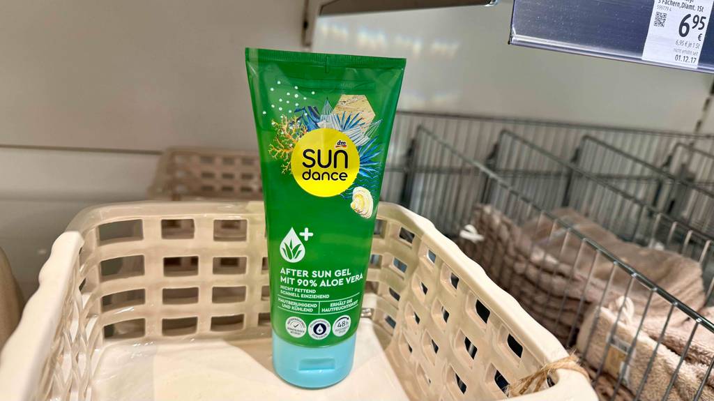 After Sun Aloe vera im Test: Eine grüne Tube steht in einem Korb auf dem Verkaufsregal.