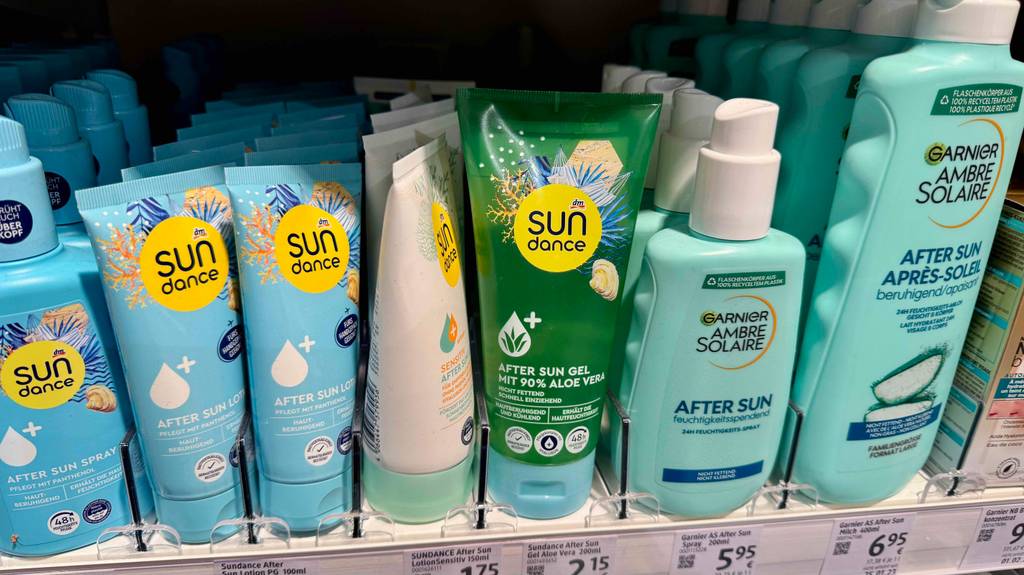 Getestet: After Sun Aloe vera in der grünen Tube steht neben weiteren After Sun Produkten auf einem Verkaufsregal.