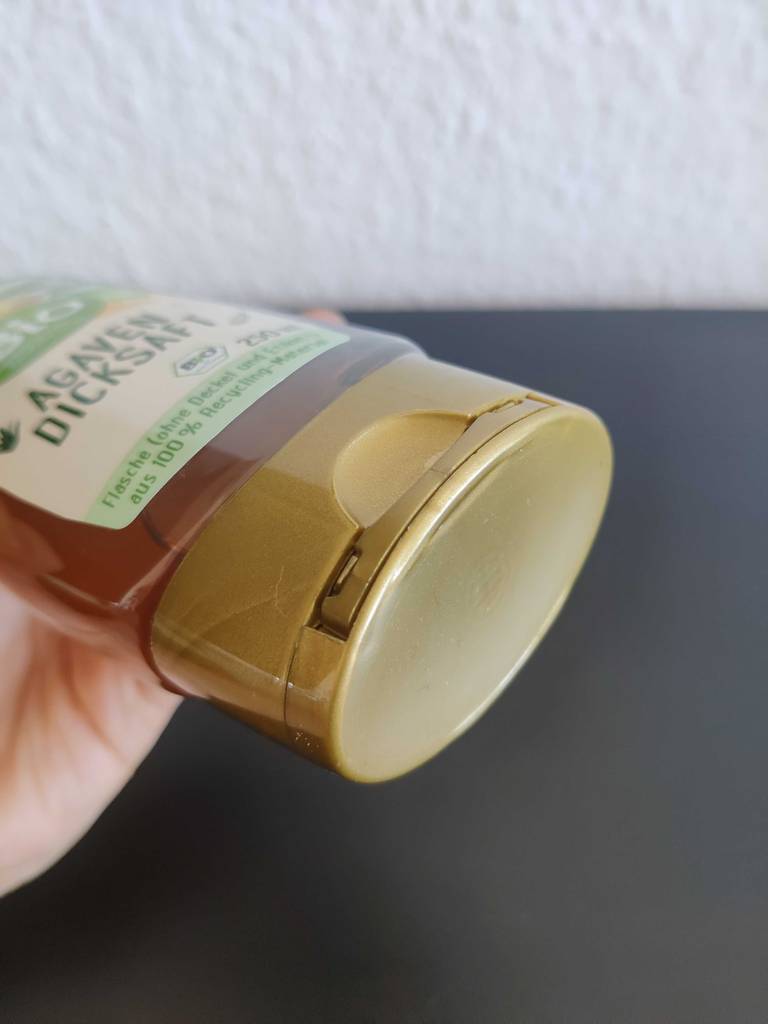Nahaufnahme des Deckels einer Flasche des getesteten Agavendicksaftes.