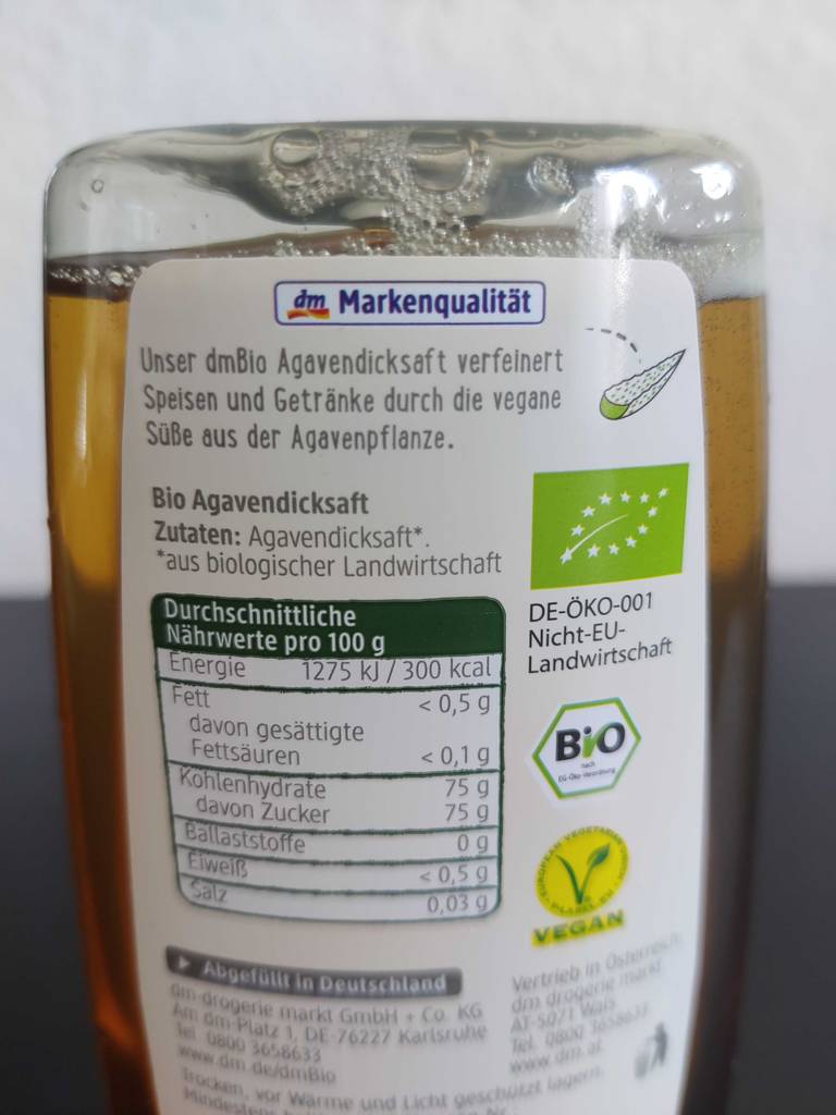 Im Test: Nahaufnahme des Labels mit Nährwerten auf der Rückseite einer Flasche Agavendicksaftes.