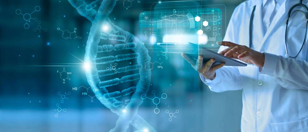 Ein Arzt hält ein Tablet in der Hand. Von diesem wird eine Darstellung eines Menschen und Analyse-Ergebnissen projiziert. Im Vordergrund zieht sich eine DNA-Helix durch das Bild.