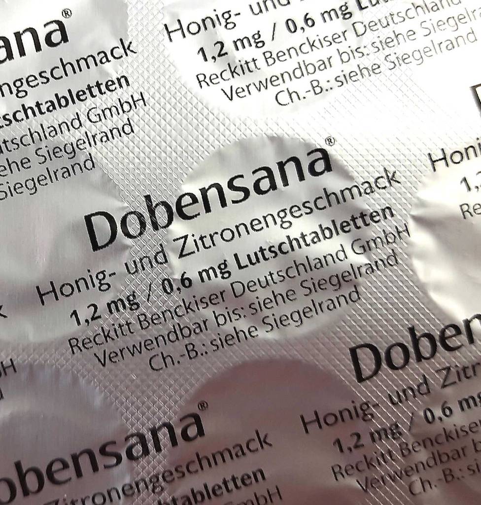 Detailansicht der Rückseite des Blisters inklusive Produktinformationen der Erkältungsmedikamente im Test.