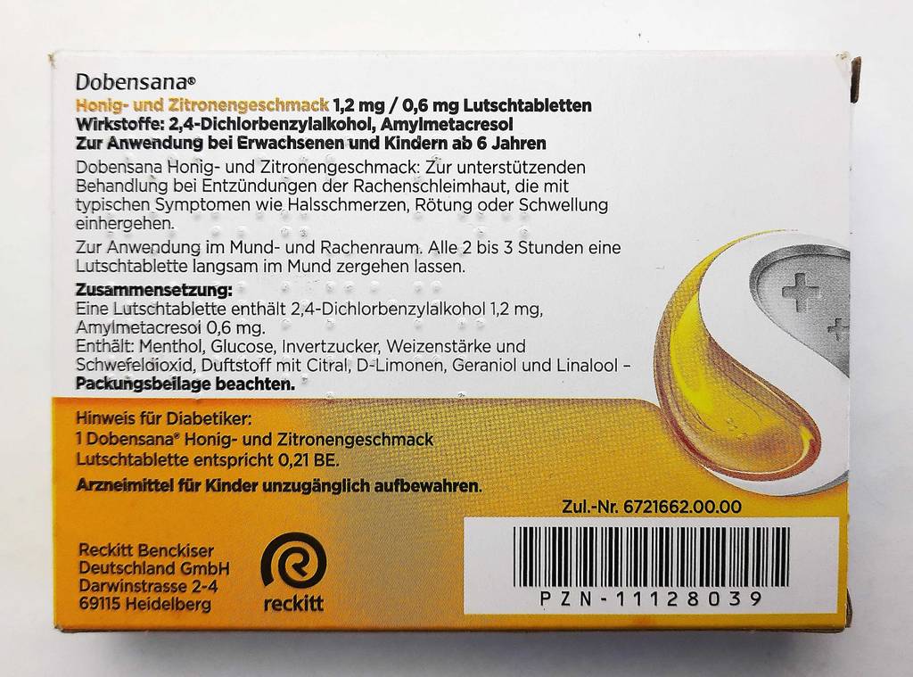Die Erkältungsmedikamente im Test liegen innerhalb der Verpackung, inklusive Anwendungsbeschreibung, auf einer weißen Oberfläche.
